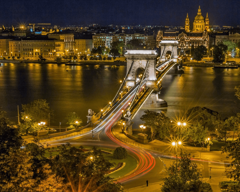 Budapešť, Maďarsko most cez rieku Dunaj.