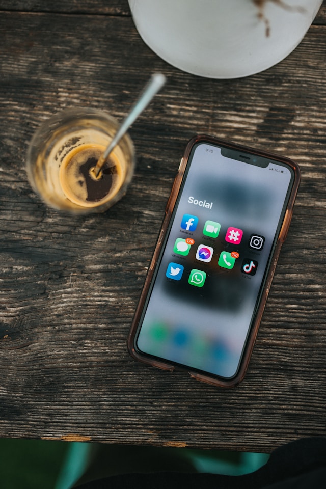 Smartphone s ikonami sociálnych médií Sociálne média na mobilnom telefóne