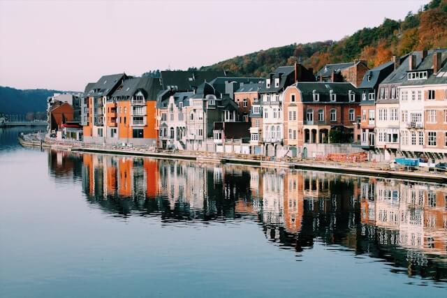 Nábrežie v Dinant, Belgicku.